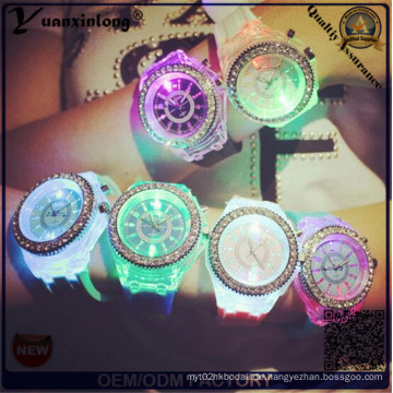 Yxl-703 2015 neue Art und Weise Genf-Silikon-Diamant-Armbanduhr-bunte Lichter LED-leuchtende Quarz-Uhren